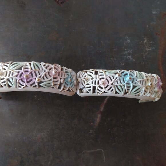Vintage Bangle Bracelet Hinged Floral Openwork Painted White Pastel Gold Tone - Picture 2 of 13